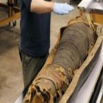 العلماء يفتحون تابوتا لمومياء مصرية عمرها أكثر من 2500 عام